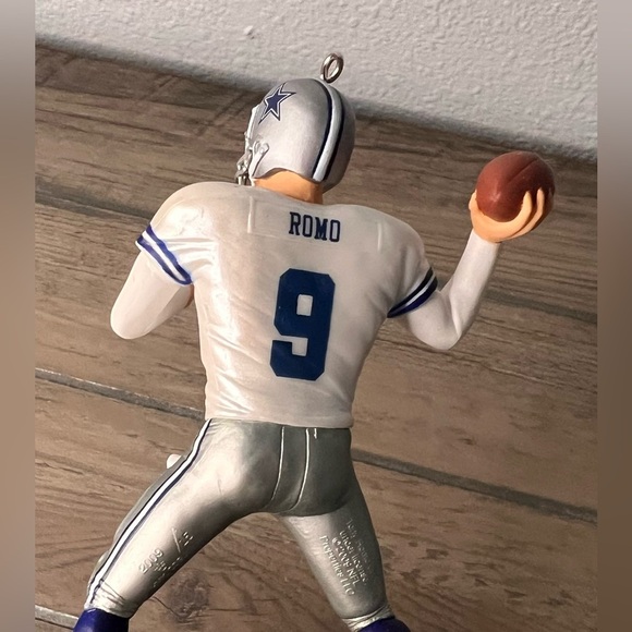 Hallmark NEW 2009 Christmas Ornament NFL Tony Romo 15th Football Legends series - Picture 6 of 10